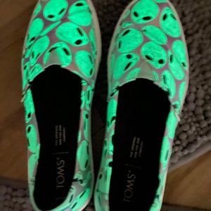 TOMS Shoes Size 7.5 Alien Print Glow-in-the-Dark slip-on sneakers (Retired?) EUC